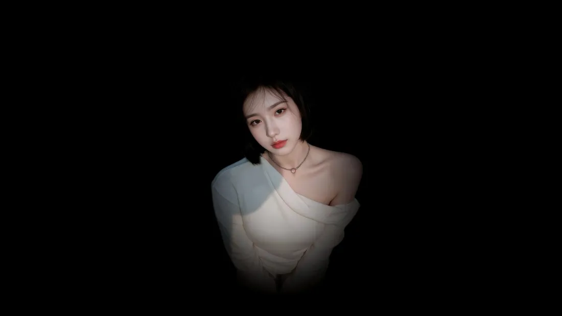 4k短发美女壁纸｜暗黑背景图片 - 光影美人「哲风壁纸」