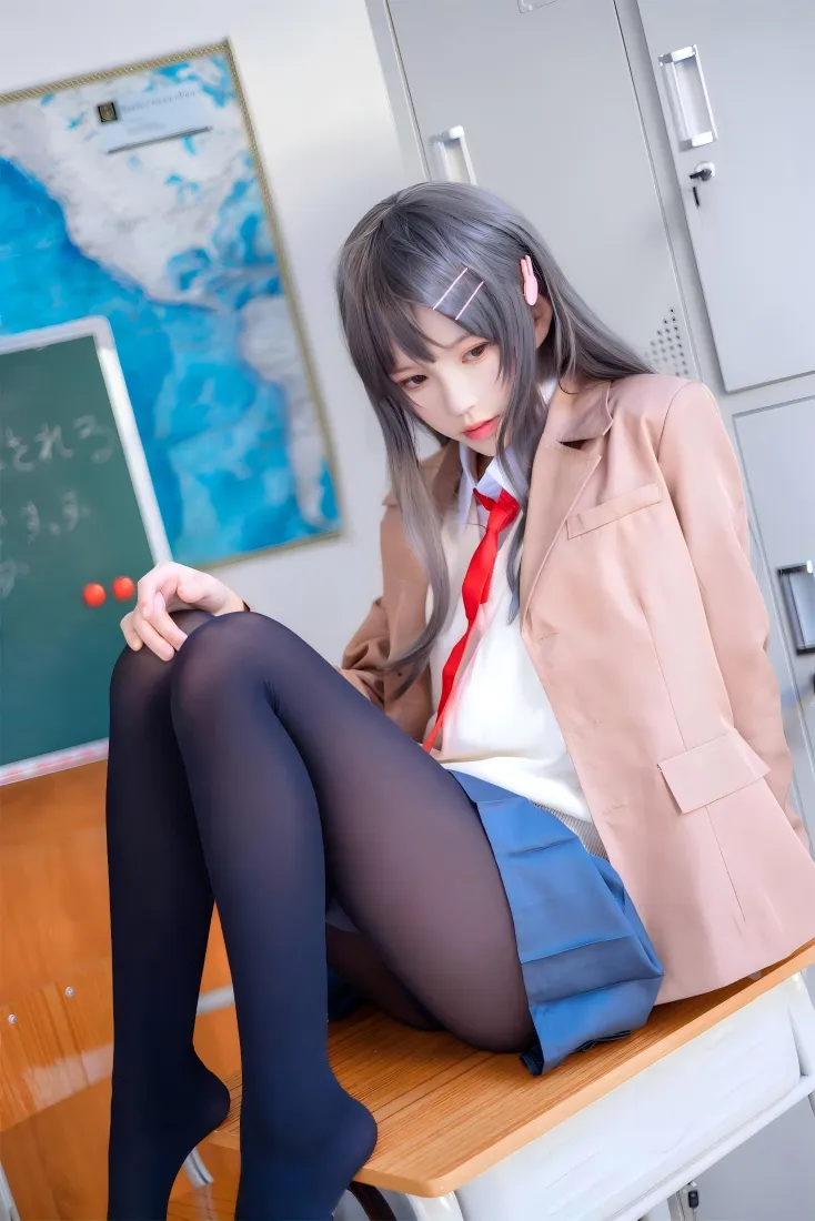 灰发jk女生手机壁纸｜教室背景图片 - 黑丝制服「哲风壁纸」