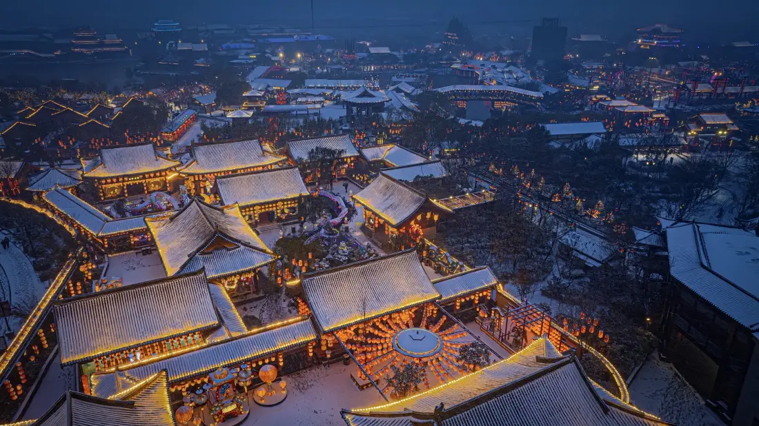 3k开封雪景壁纸｜古城夜景背景图片 - 中式建筑暖光雪景「哲风壁纸」