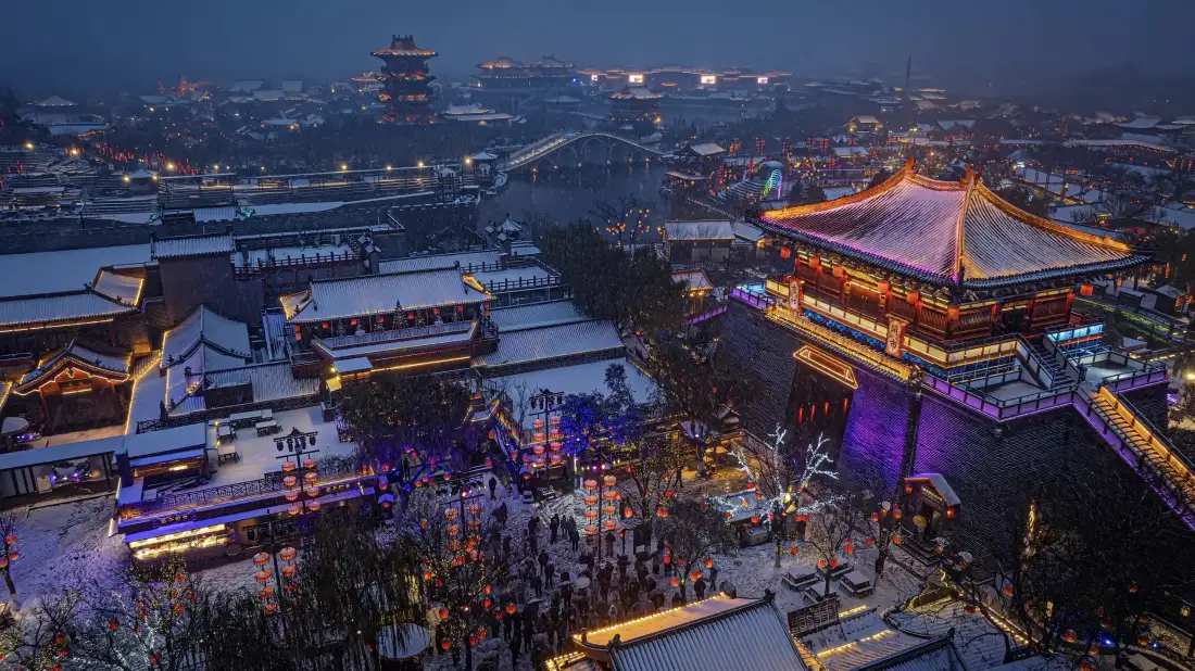 3k开封雪景壁纸｜古建筑背景图片 - 冬季夜景「哲风壁纸」