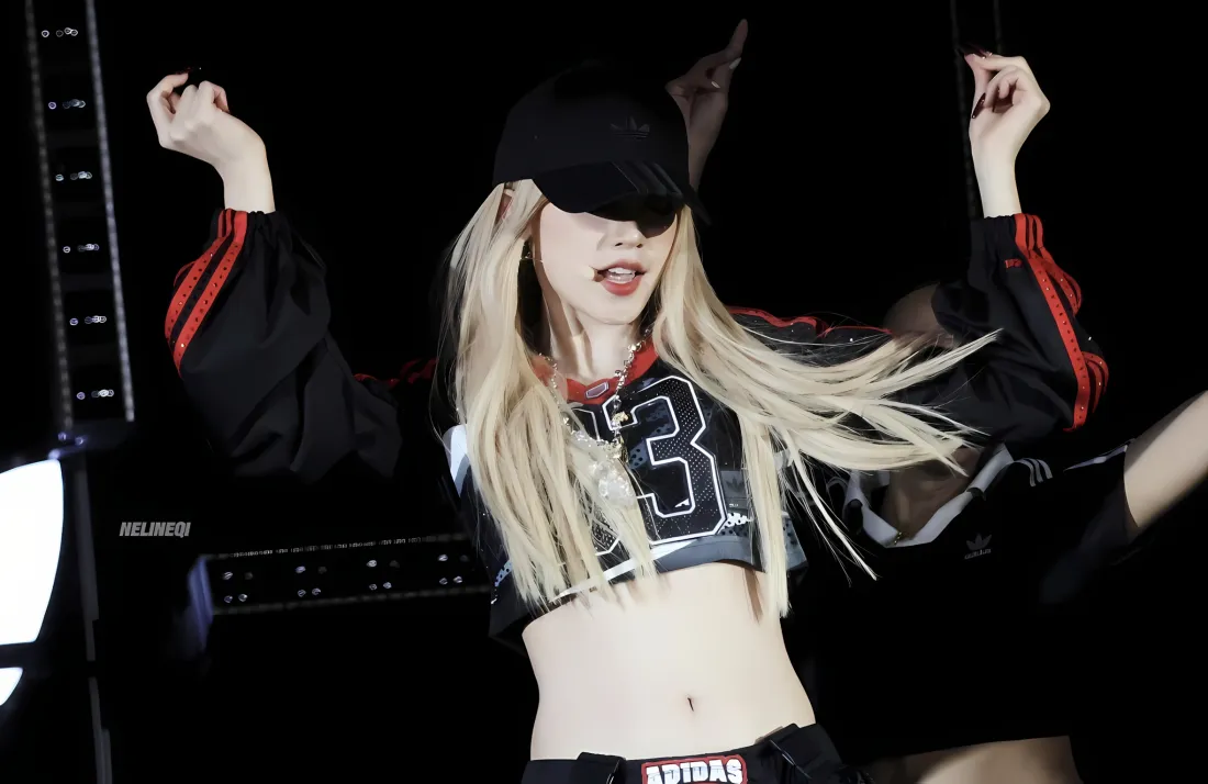 2k宋雨琦壁纸｜舞台背景图 - 马甲线露脐装「哲风壁纸」