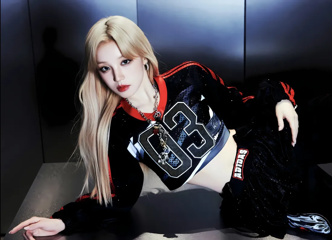 3k宋雨琦壁纸｜深色背景图片 - 金色长发时尚穿搭「哲风壁纸」