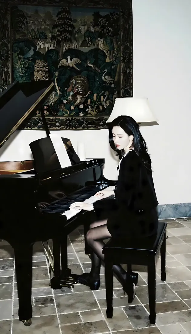 陈都灵手机壁纸｜弹钢琴背景图片 - 黑丝 钢琴「哲风壁纸」