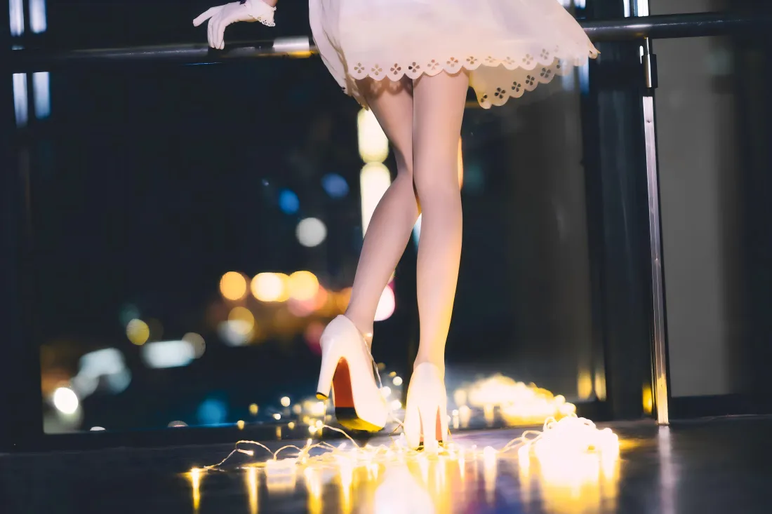 12k美腿美女壁纸｜夜景光斑背景图 - 白裙红高跟夜色「哲风壁纸」