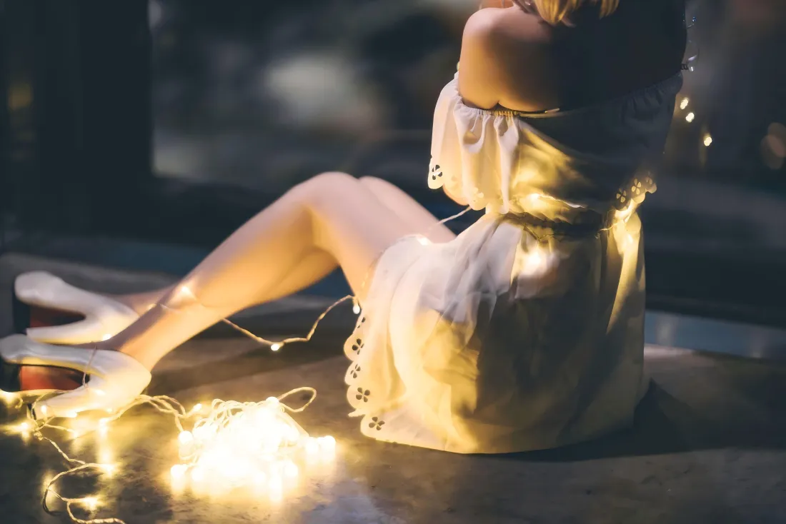 6k白衣美女壁纸｜室内背景图片 - 美腿暖光「哲风壁纸」