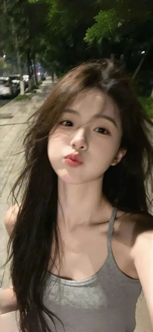 美女手机壁纸｜街道背景图片 - 灰色背心自拍「哲风壁纸」