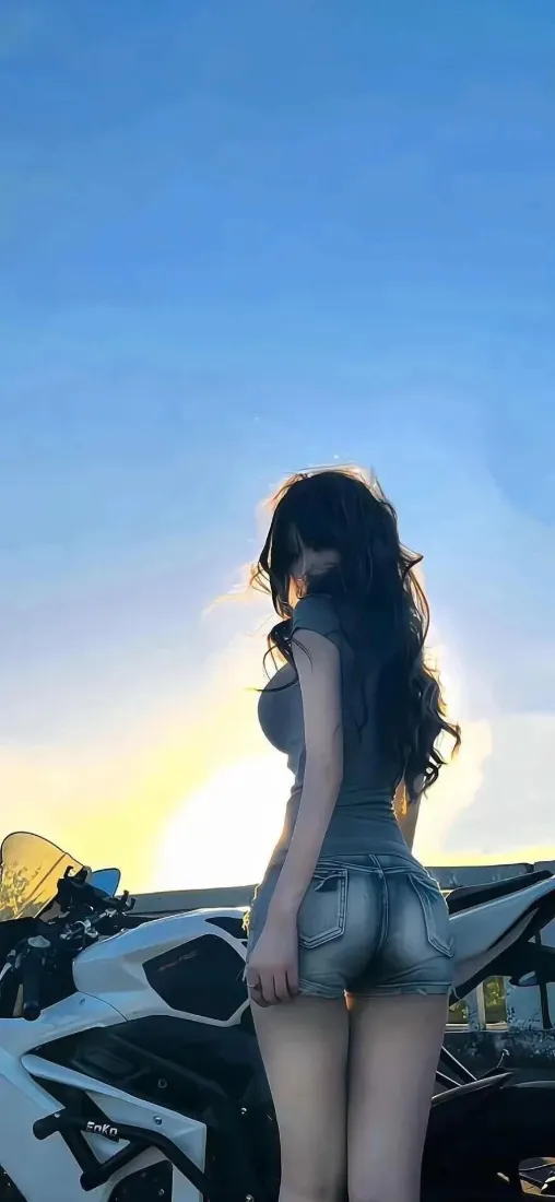 美女机车手机壁纸｜蓝天黄昏背景 - 长发背影「哲风壁纸」