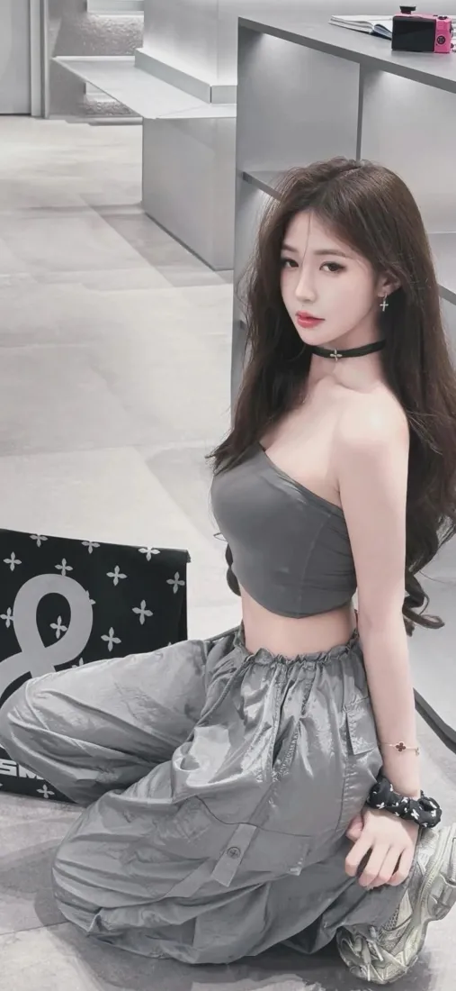 灰色穿搭美女手机壁纸｜室内背景图片 - 时尚穿搭「哲风壁纸」