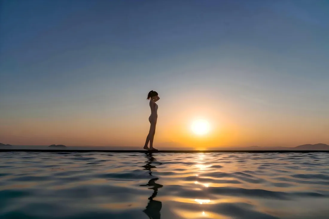 10k美女剪影壁纸｜日落海面背景图片 - 黄昏水纹「哲风壁纸」