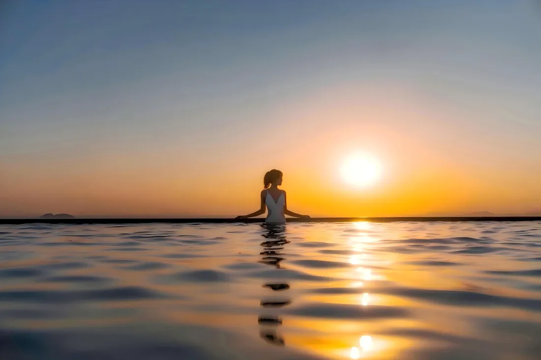 8k夕阳美女壁纸｜日落水面背景图片 - 黄昏倒影「哲风壁纸」