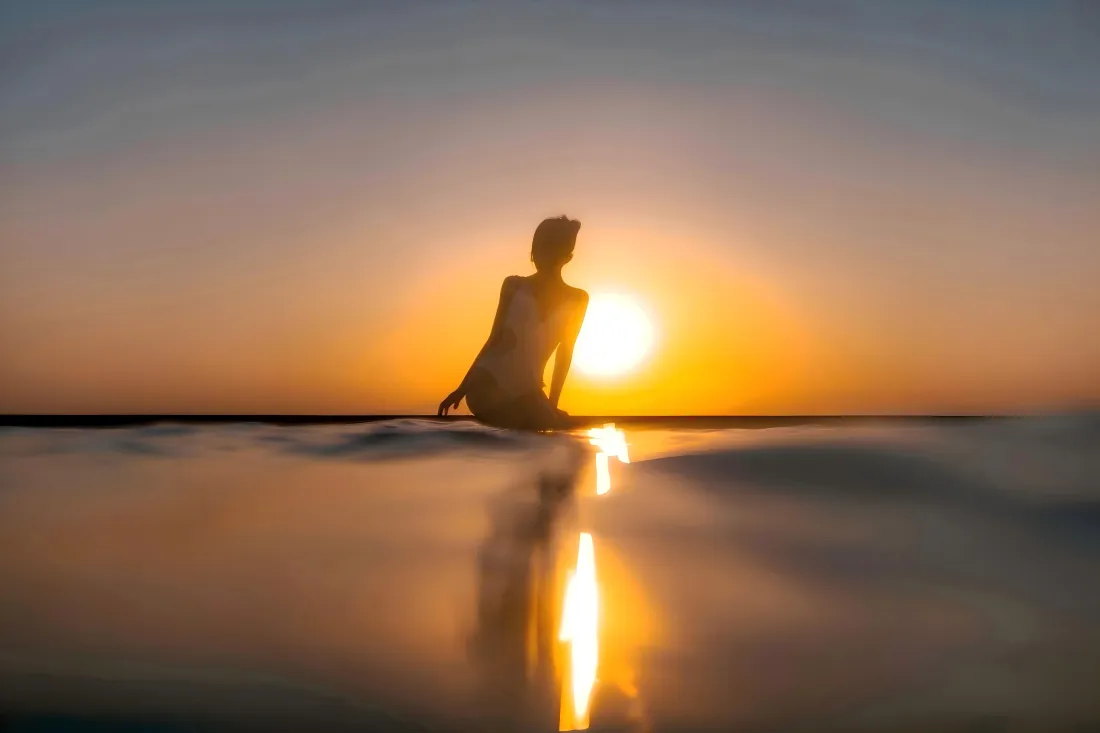 10k夕阳美女剪影壁纸｜黄昏水面背景图片 - 日落倒影「哲风壁纸」