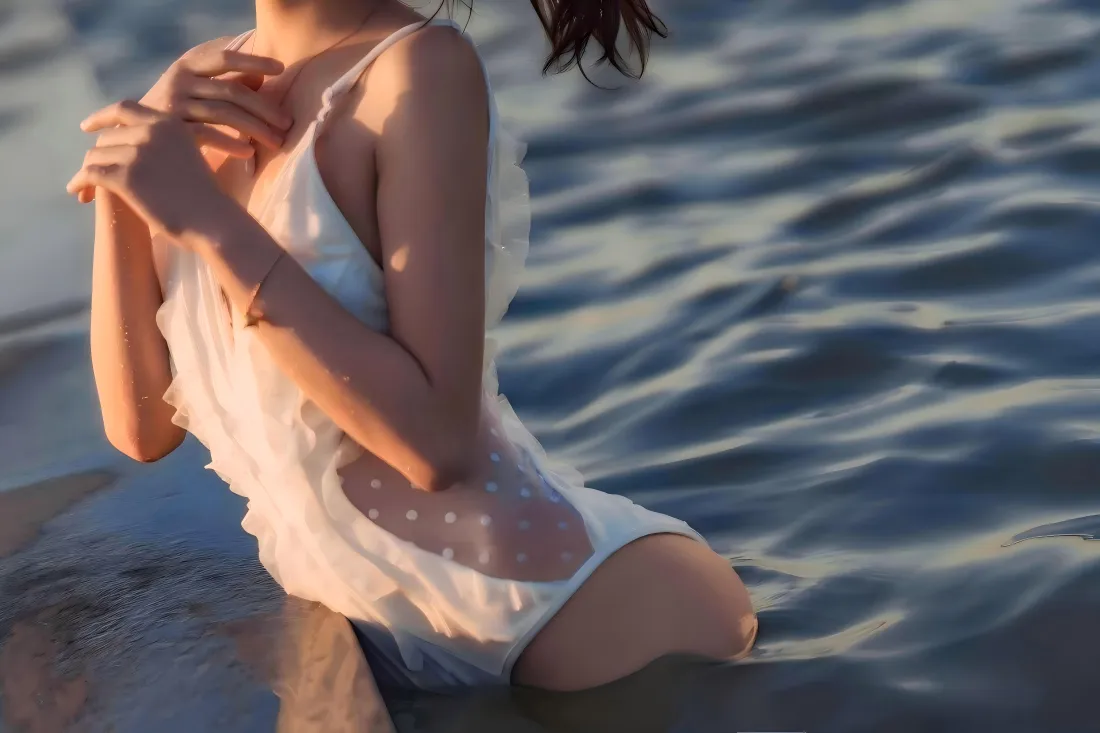 8k（白衣美女壁纸｜日落海景背景图片 - 黄昏水畔）「哲风壁纸」