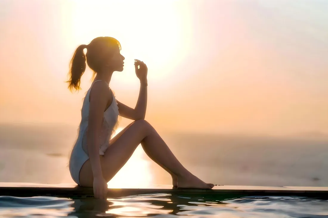 8k白衣美女壁纸｜日落泳池背景图 - 黄昏海面「哲风壁纸」
