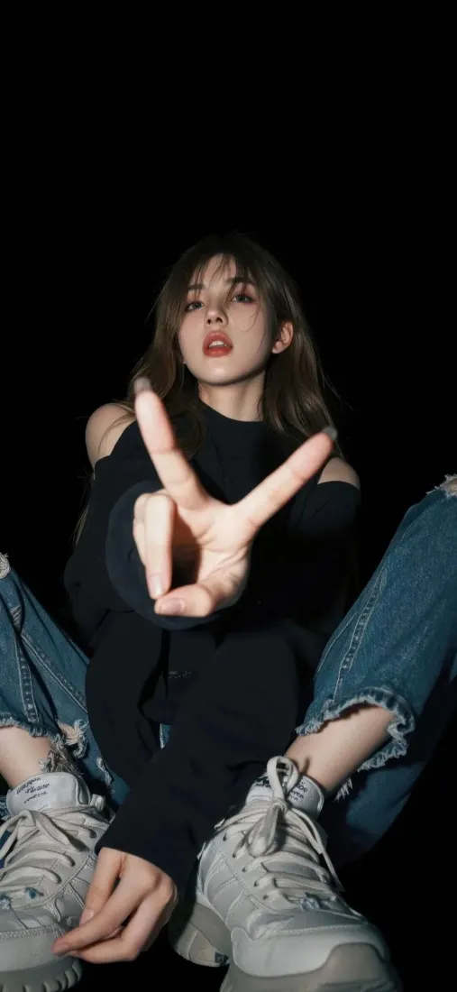黑衣美女手机壁纸｜黑色背景图片 - 比耶手势「哲风壁纸」