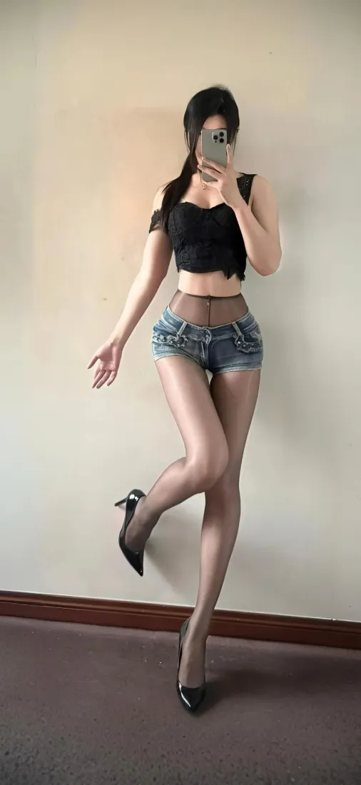 黑衣美女手机壁纸｜室内背景图片 - 黑丝高跟鞋自拍「哲风壁纸」