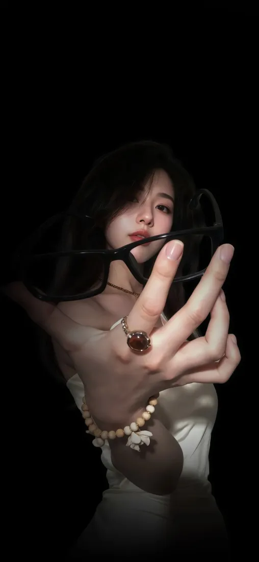 白衣美女手机壁纸｜暗色背景图片 - 手链戒指自拍「哲风壁纸」