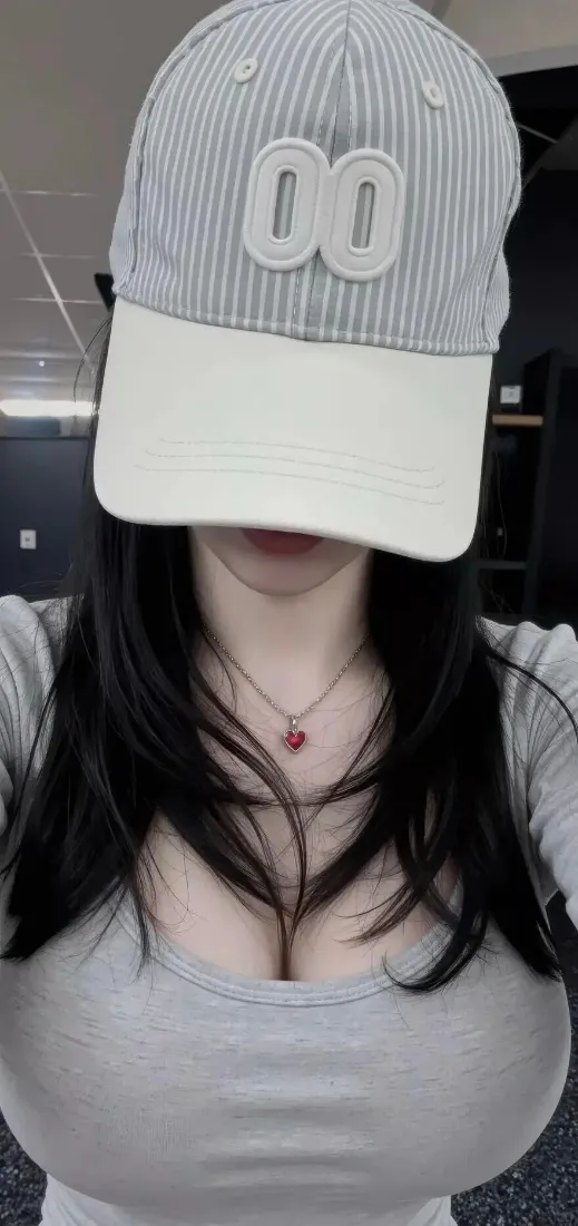 戴帽美女手机壁纸｜灰色上衣背景图 - 00帽子「哲风壁纸」