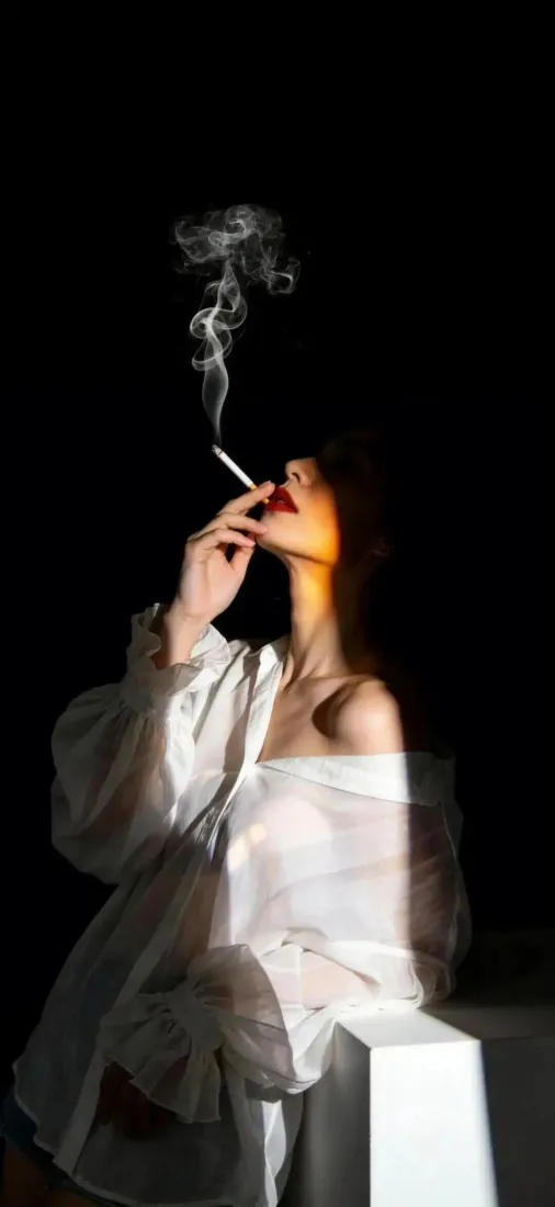白衣美女手机壁纸｜暗调背景图片 - 抽烟「哲风壁纸」