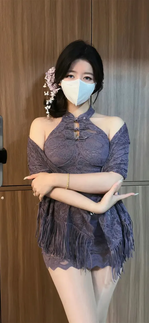 戴口罩美女手机壁纸｜木质背景图片 - 紫色蕾丝裙「哲风壁纸」