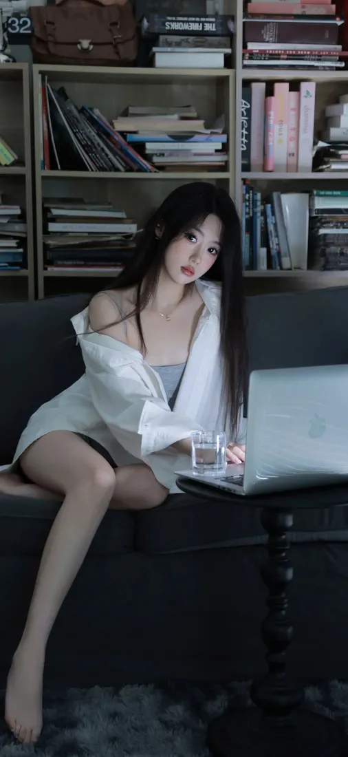 白衣美女手机壁纸｜居家背景图 - 书架书籍「哲风壁纸」