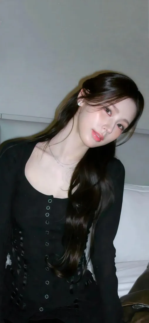 黑衣美女手机壁纸｜室内背景图片 - 长发美女「哲风壁纸」