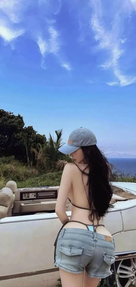 美女手机壁纸｜蓝天草地背景图片 - 牛仔短裤「哲风壁纸」