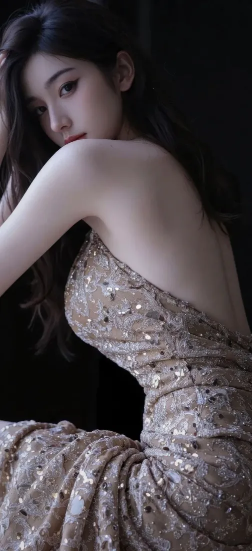 金色礼服美女手机壁纸｜黑色背景 - 性感迷人「哲风壁纸」