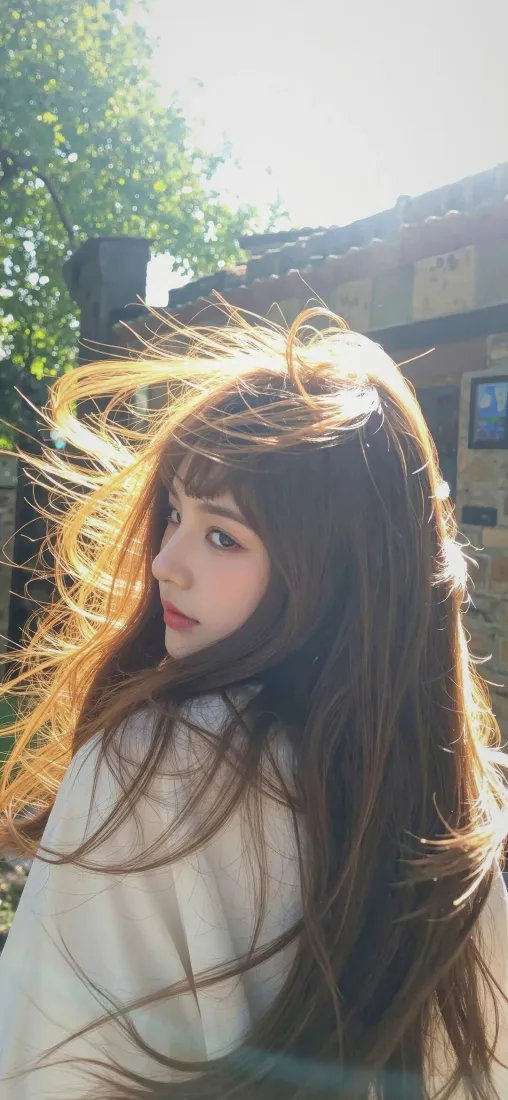 美女手机壁纸｜户外背景图片 - 阳光长发白衣「哲风壁纸」