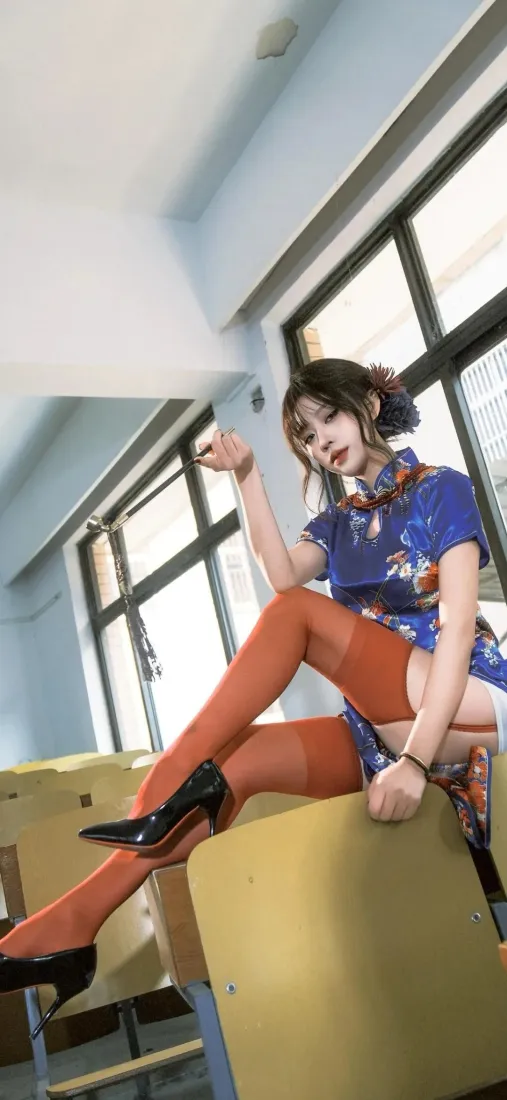 蓝旗袍美女手机壁纸｜教室背景图片 - 红色长袜「哲风壁纸」