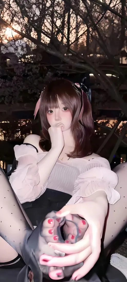 红发美女手机壁纸｜树木背景图 - 黑丝粉色上衣「哲风壁纸」