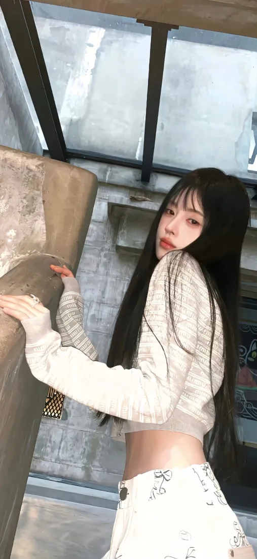 鞠婧祎手机壁纸｜室内背景图片 - 黑长直穿搭「哲风壁纸」