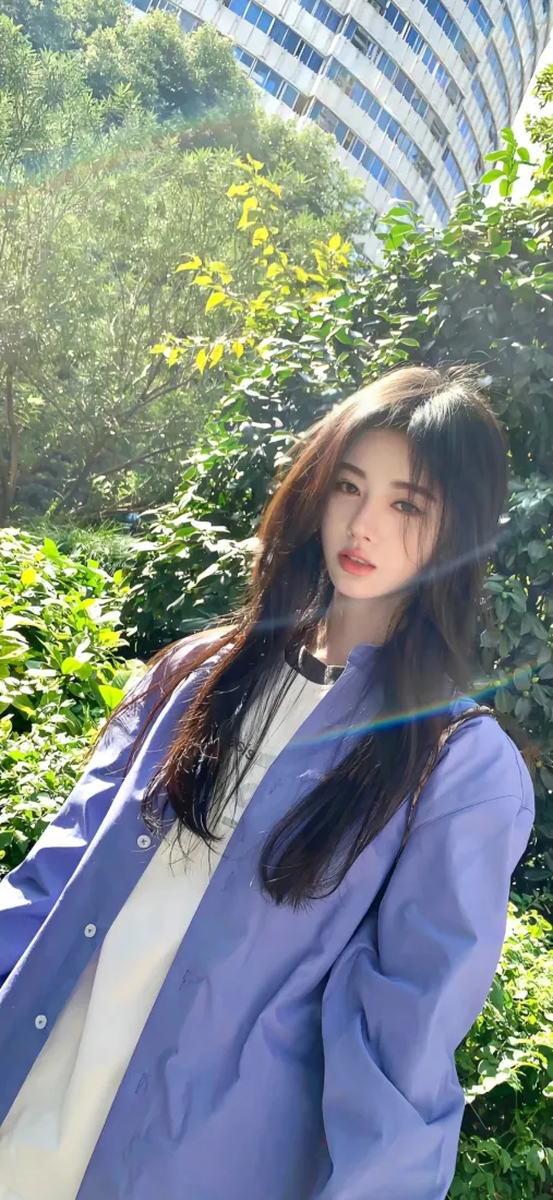 鞠婧祎手机壁纸｜绿植背景图片 - 黑长直紫色外套「哲风壁纸」