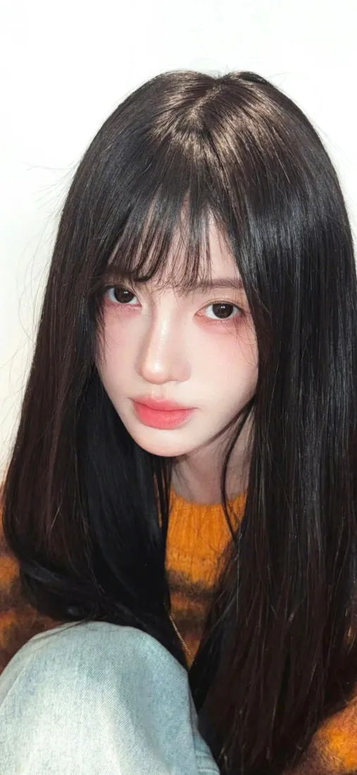 鞠婧祎手机壁纸｜室内背景图片 - 黑长直橙黑毛衣「哲风壁纸」