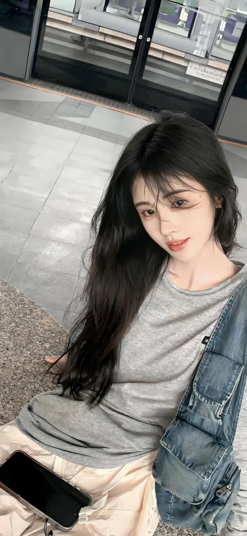 鞠婧祎手机壁纸｜牛仔夹克背景图 - 休闲穿搭「哲风壁纸」