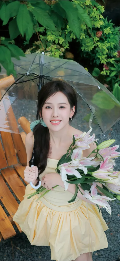 陈都灵手机壁纸｜绿植背景 - 百合花黄色连衣裙「哲风壁纸」