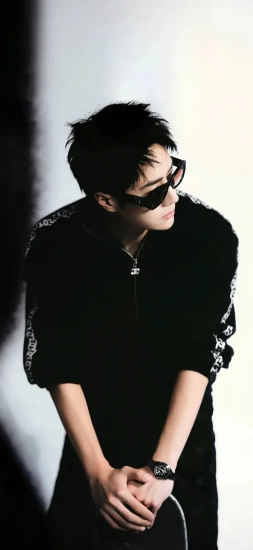 王一博手机壁纸｜简约背景图片 - 帅气时尚「哲风壁纸」
