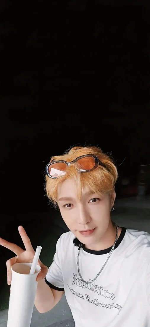 张艺兴手机壁纸｜黑色背景图片 - 休闲时尚自拍「哲风壁纸」