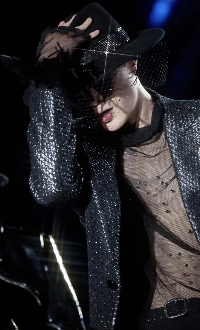 张艺兴手机壁纸｜舞台背景图片 - 透视装亮片外套「哲风壁纸」