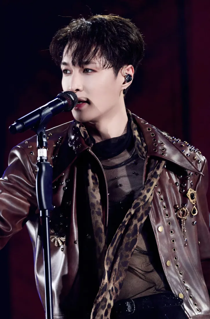 张艺兴手机壁纸｜演唱会背景图 - 舞台演唱「哲风壁纸」