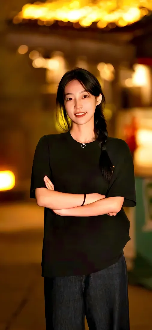 王婕手机壁纸｜街道夜景背景图片 - 黑衣麻花辫人像「哲风壁纸」