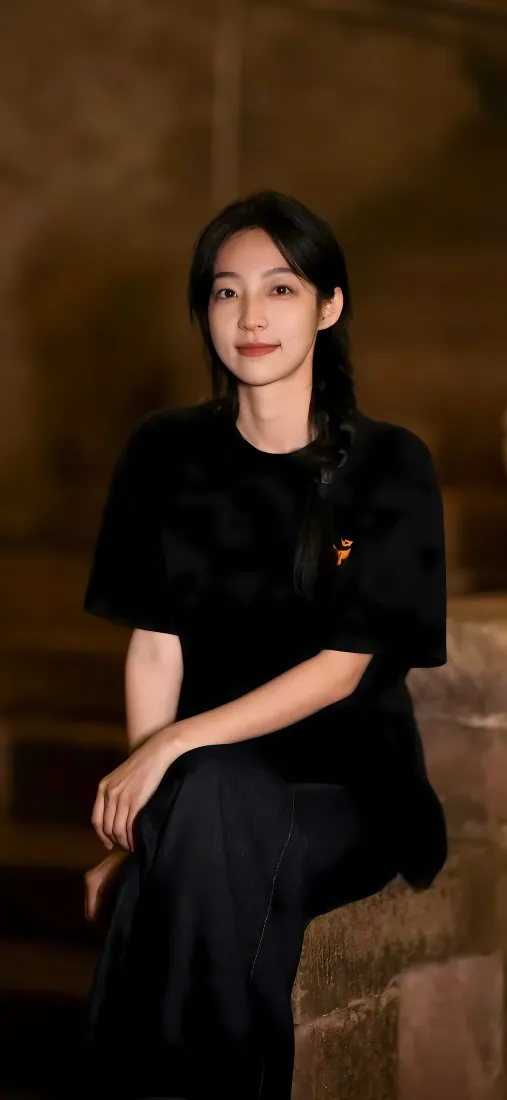 王婕手机壁纸｜石墩背景图片 - 黑色穿搭暖光静谧「哲风壁纸」