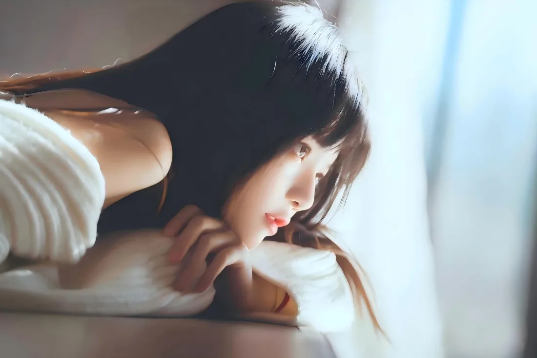 8k长发美女壁纸｜居家背景图片 - 白衣慵懒窗边「哲风壁纸」