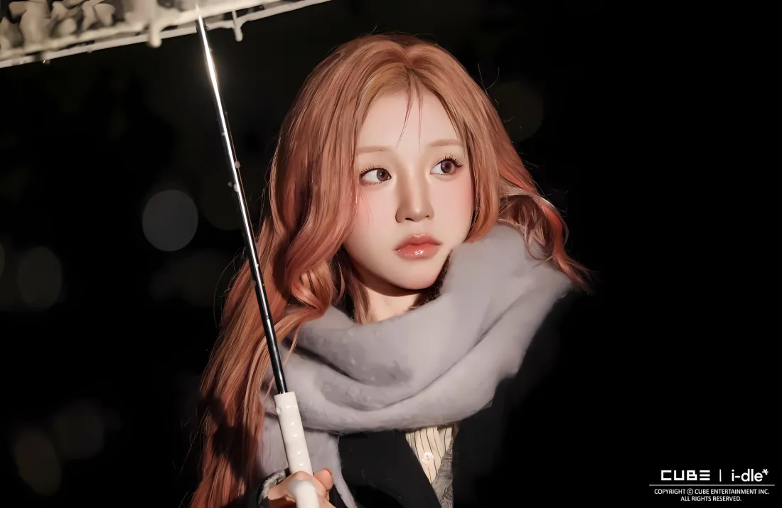 2k宋雨琦壁纸｜黑色背景图片 - 红发围巾穿搭「哲风壁纸」