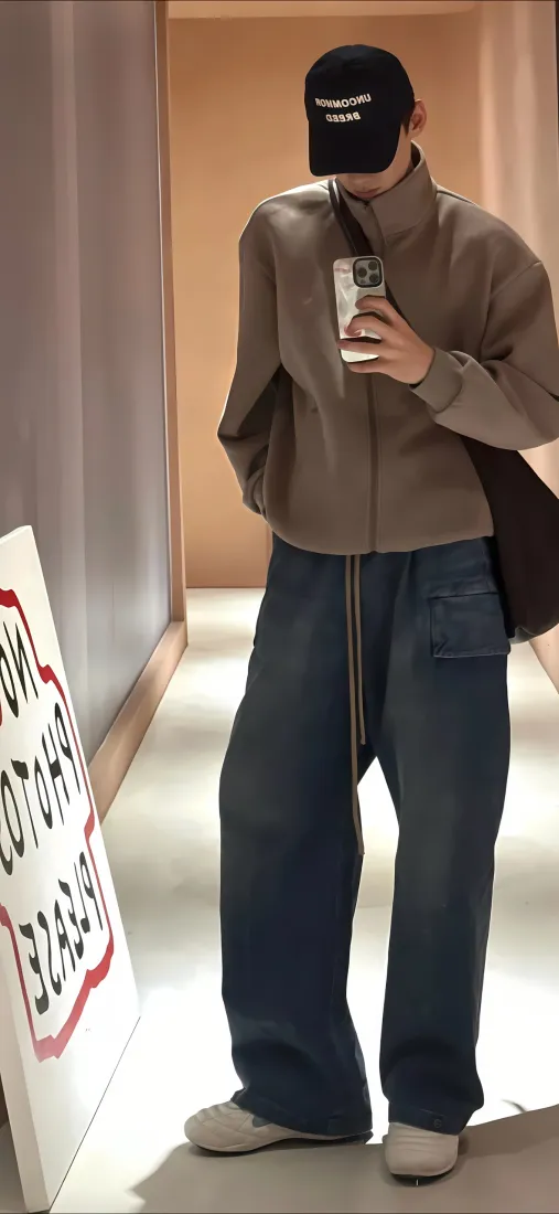 白敬亭手机壁纸｜室内走廊背景图 - 休闲时尚穿搭「哲风壁纸」