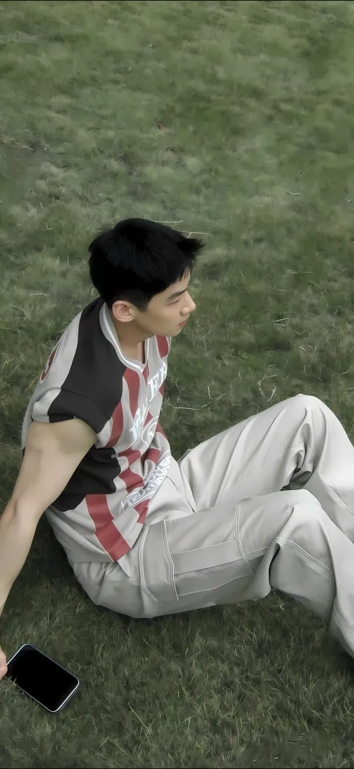 白敬亭手机壁纸｜草地背景图片 - 肌肉运动装「哲风壁纸」