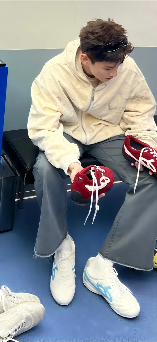 白敬亭手机壁纸｜蓝色背景图片 - 红色鞋子摆拍「哲风壁纸」