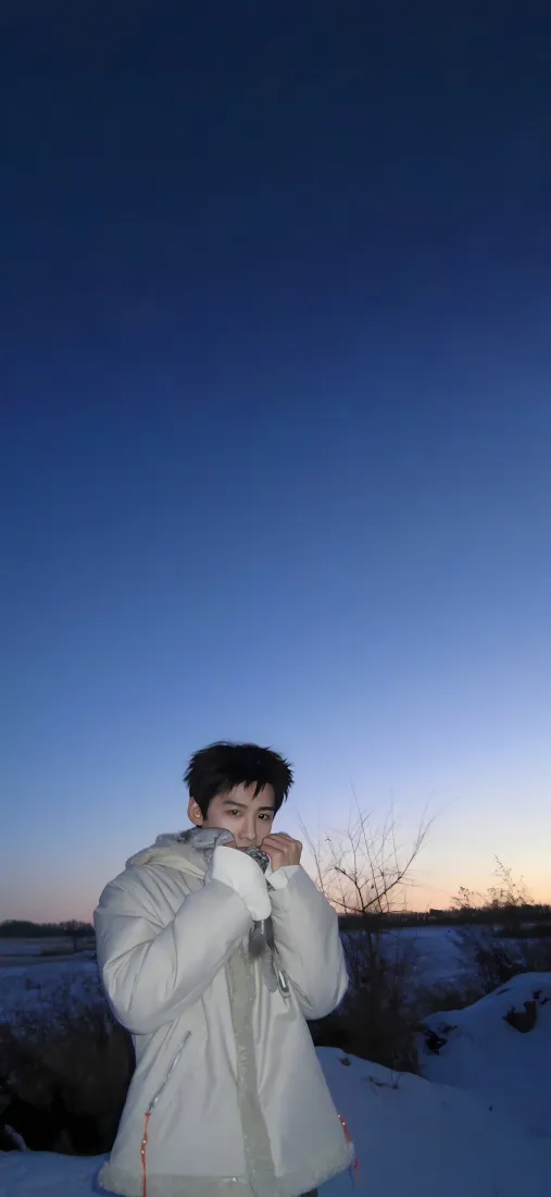 白敬亭手机壁纸｜雪地背景图片 - 晚上蓝色天空「哲风壁纸」