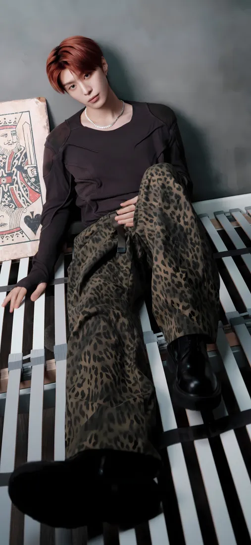 范丞丞手机壁纸｜室内背景图片 - 豹纹红发「哲风壁纸」