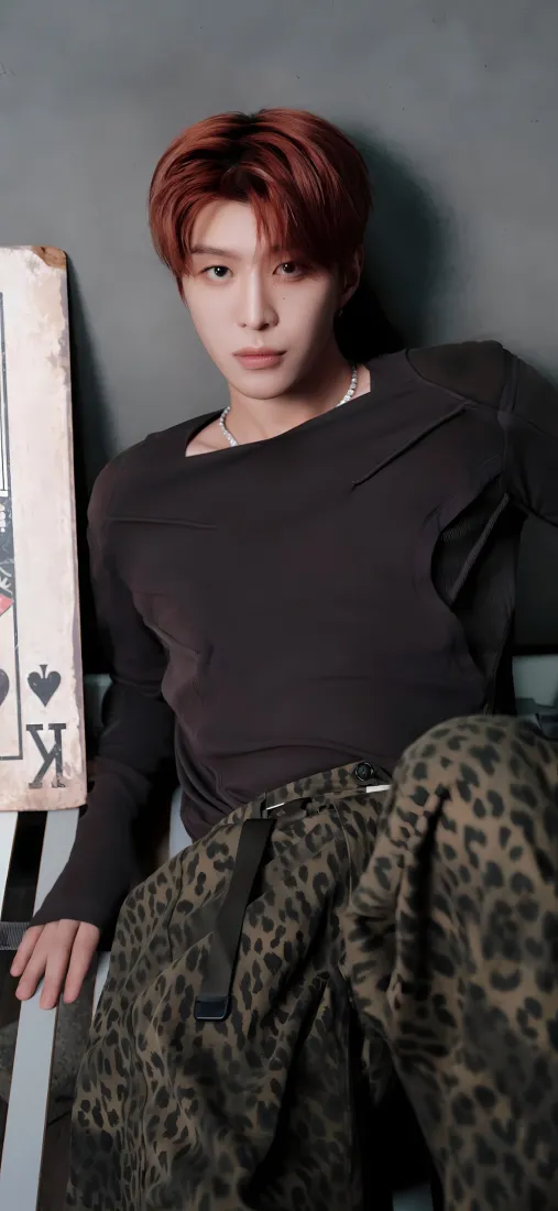 范丞丞手机壁纸｜灰色背景图片 - 豹纹裤红发「哲风壁纸」