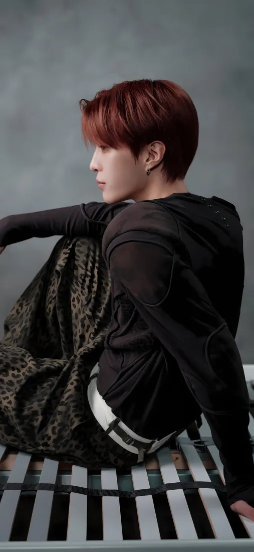 范丞丞手机壁纸｜灰色背景图片 - 红发黑色穿搭「哲风壁纸」